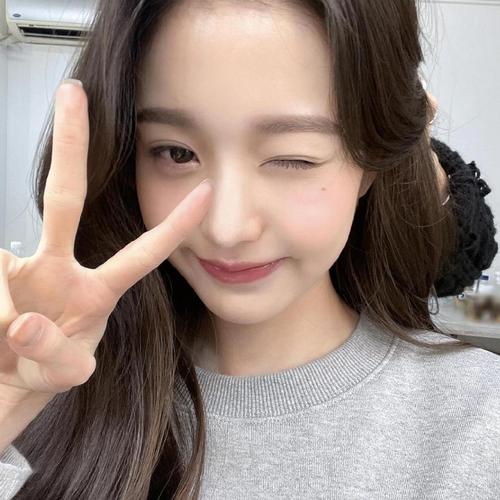 《某顶流深夜密会神秘女子，恋情疑曝光》配图