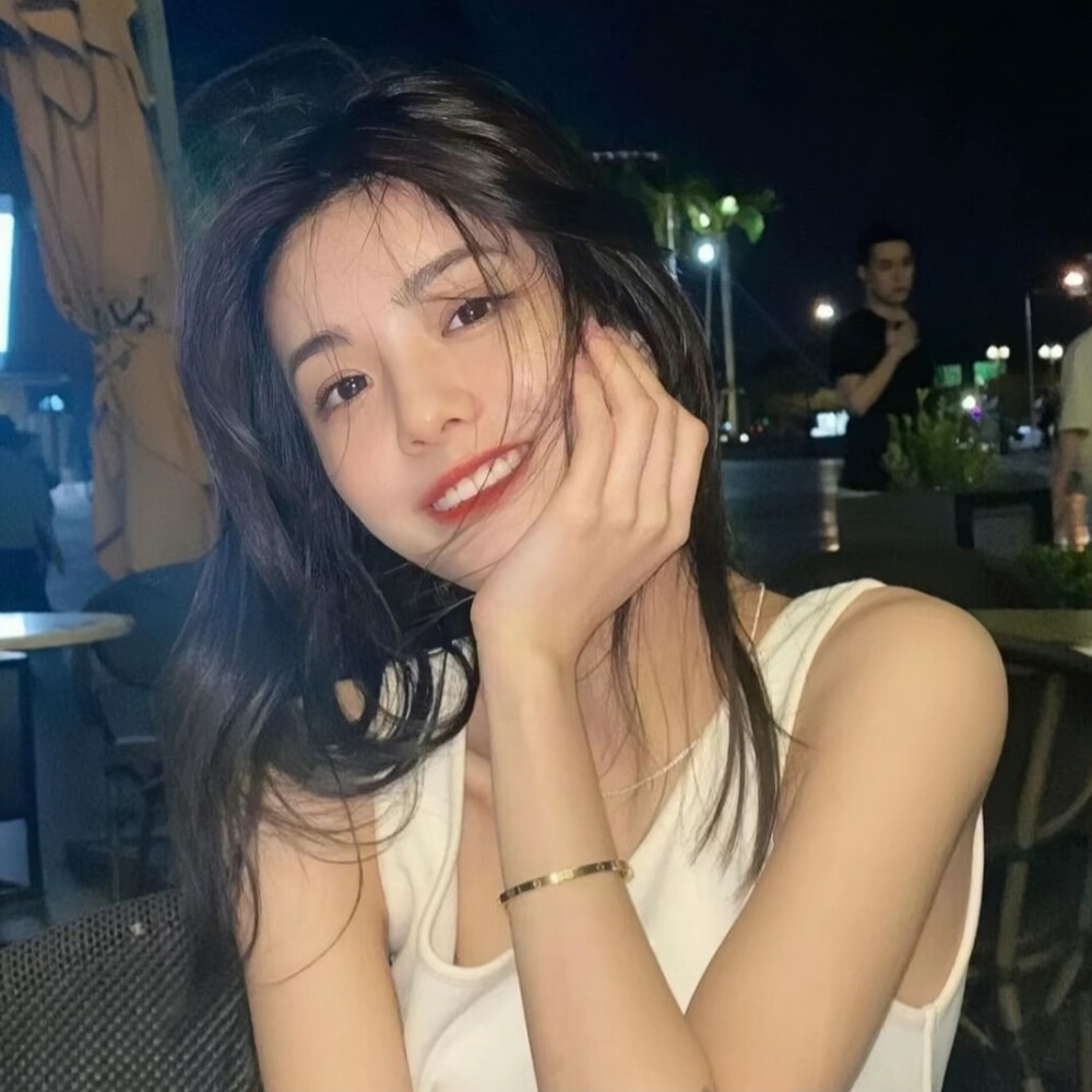 《某顶流被曝夜店狂欢至凌晨，同行女伴身份成谜》配图