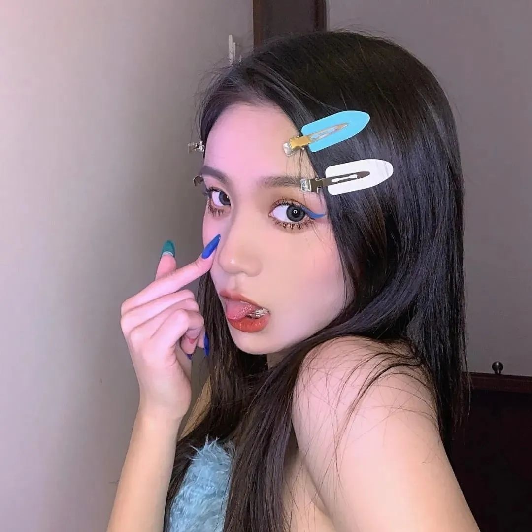 《神秘女子现身机场接机，某男星反应反常》配图