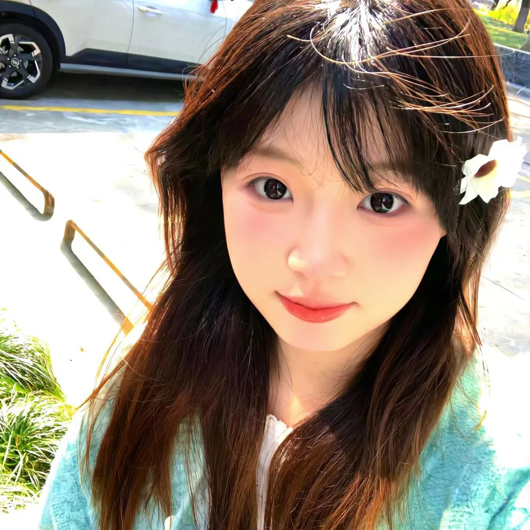 《某顶流被拍深夜抱猫就医，同行女子身份成谜》配图