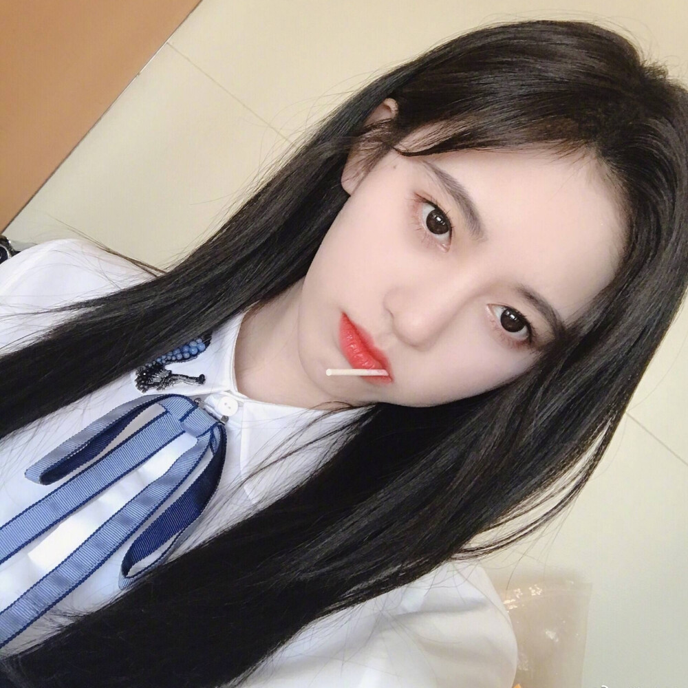 《某女星被拍与神秘男子逛母婴店，小腹微隆引猜测》配图